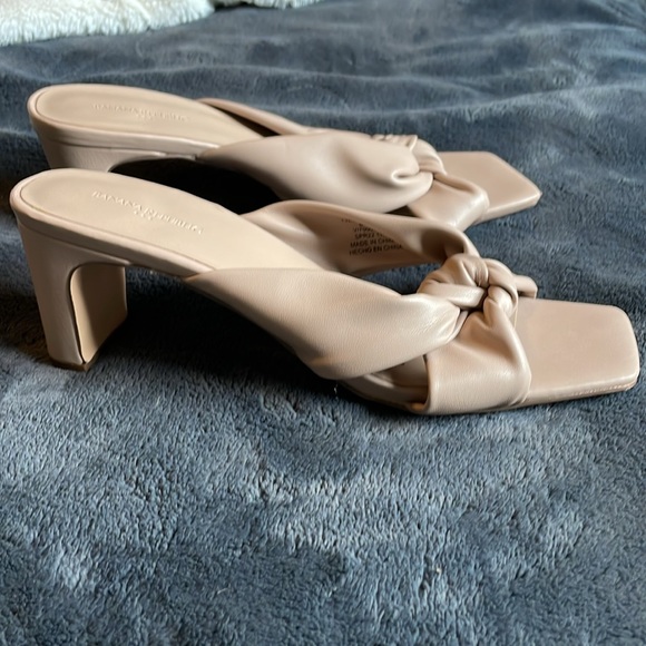 Butter soft, comfortable nude leather sandals - Picture 3 of 7